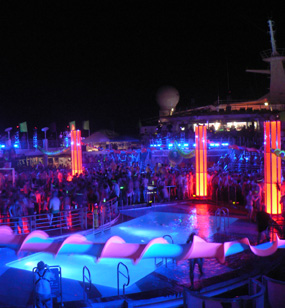 ...verwandelt sich zum T-Dance zum DanceFloor